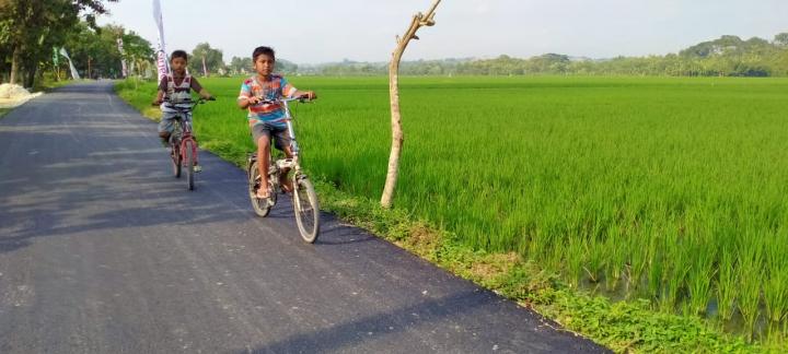 Anak Jatimulyo, Manfaatkan Jalan Aspal TMMD Tambakrejo Bojonegoro Untuk Bersepeda
